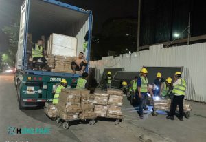 11 người bốc xếp thùng hàng trên e tải xuống xe đẩy trong đêm