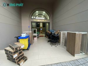 đồ đạc được để sẵn ở sảnh chờ vận chuyển