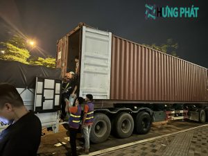 Bốc xếp hàng hóa xe container