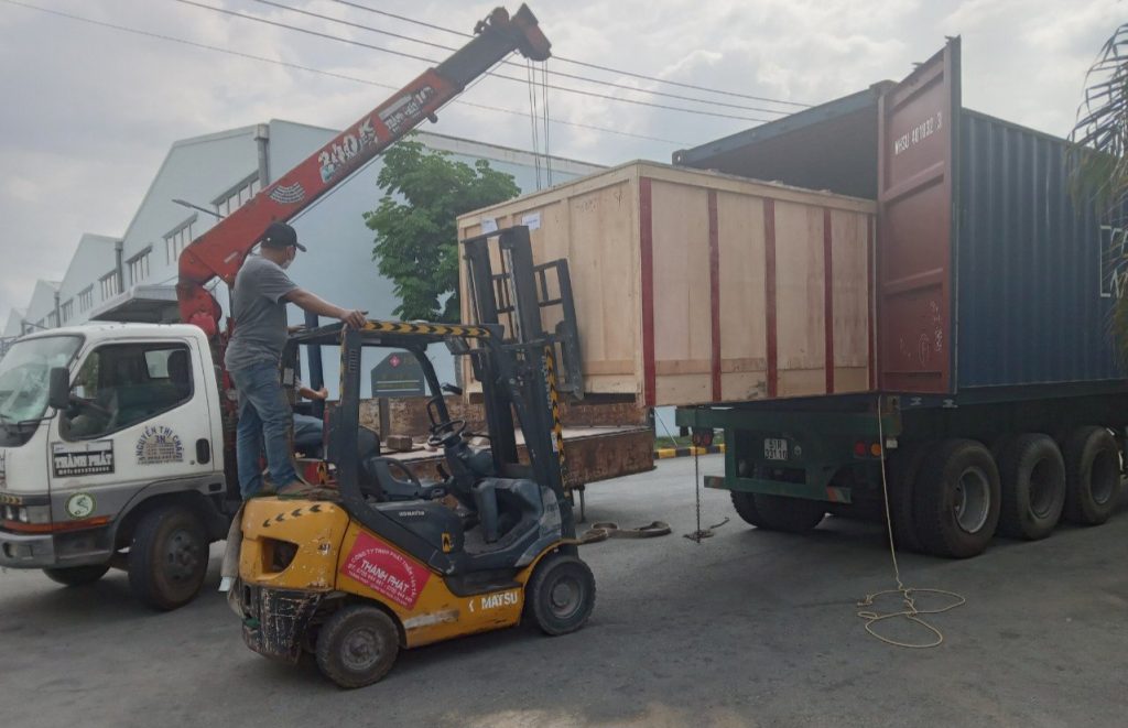Dịch vụ xe nâng cẩu hàng container tại Vĩnh Phúc