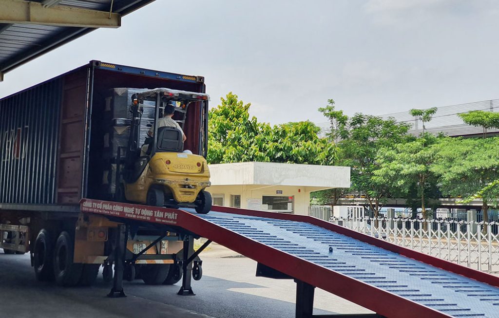 Công cụ cầu dẫn xe nâng lên container