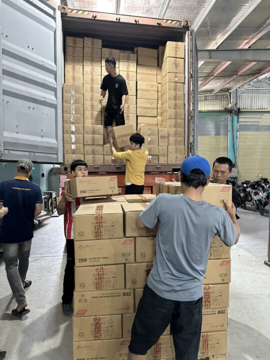 Dịch vụ bốc xếp container KCN Thường Tân trọn gói theo giờ, ngày, theo hợp đồng - Hưng Phát